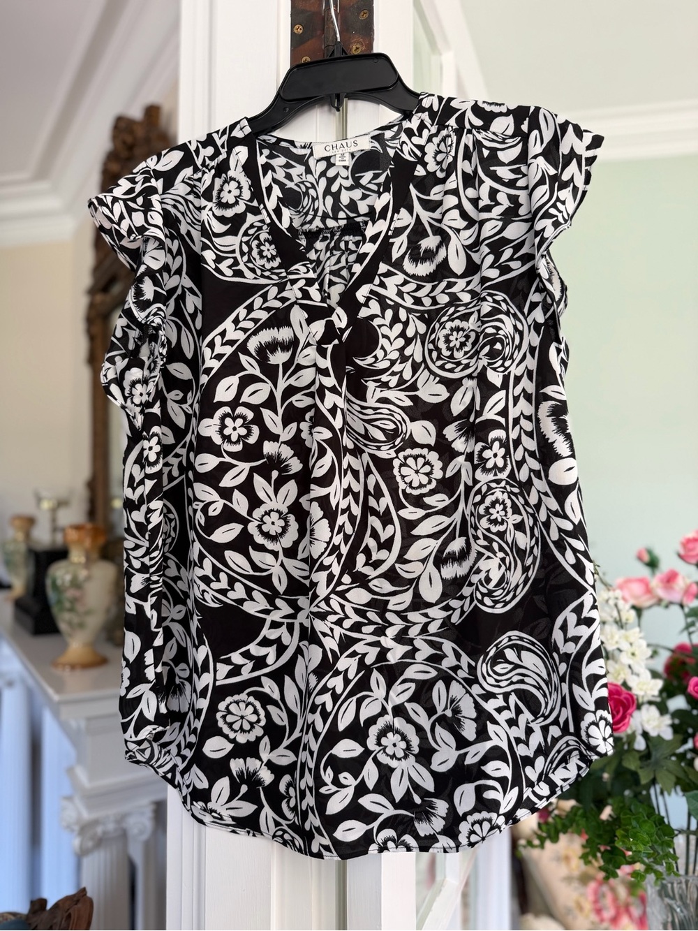 Chaus Black & White Floral Flutter-Sleeve Blouse, size Medium